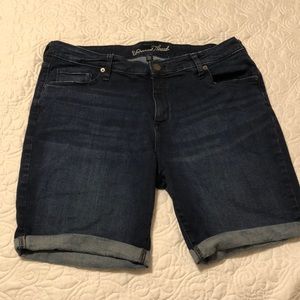 Universal Thread Shorts 20w